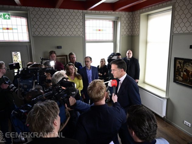 Premier Rutte stond vanmiddag de pers te woord (foto: De Eemskrant)