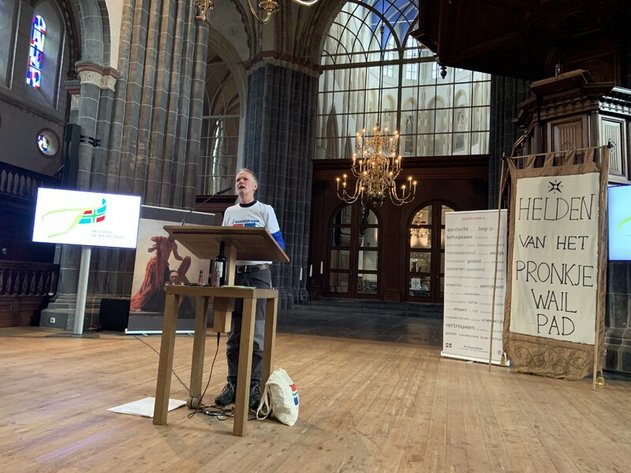 Peter Veldhuis spreekt in de Martinikerk bij zijn eigen afscheid