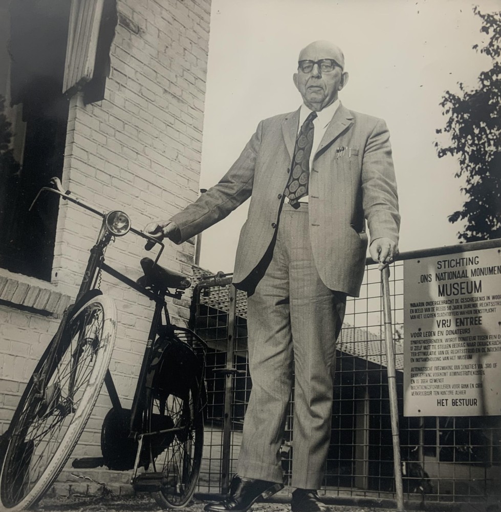 Pieter de Boer naast een fiets