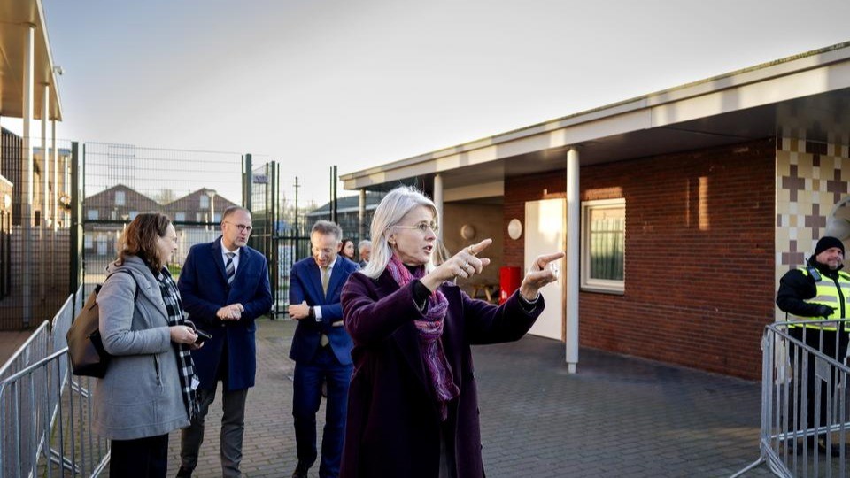 Minister Keijzer in Ter Apel. Foto: Robin Lonkhuizen, DvhN