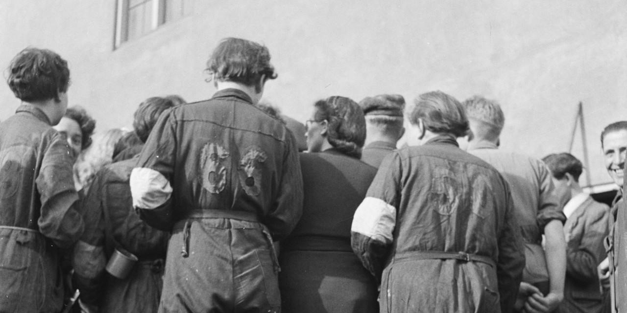 Na de bevrijding: nog steeds gekleed in de overalls met de nummers. Foto: oorlogsbronnen.nl